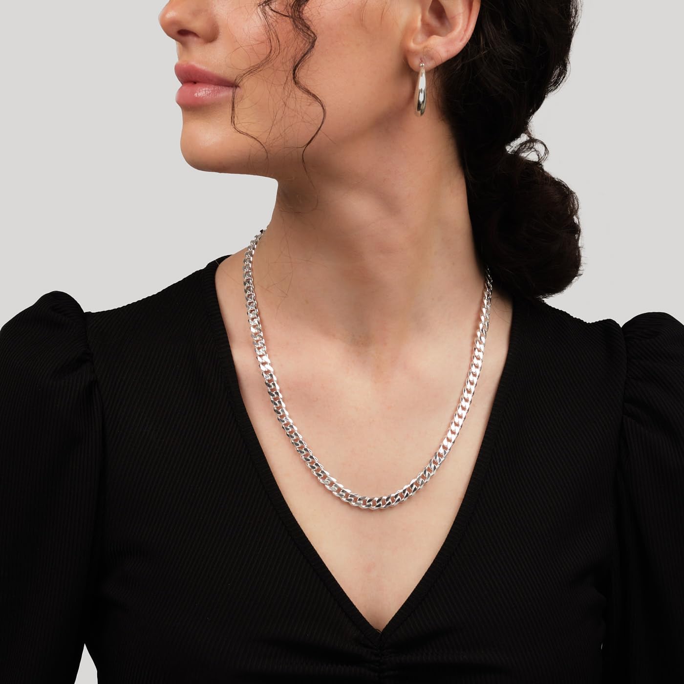 925 Sterling Silver 7mm Thick Curb Chain on Female Model